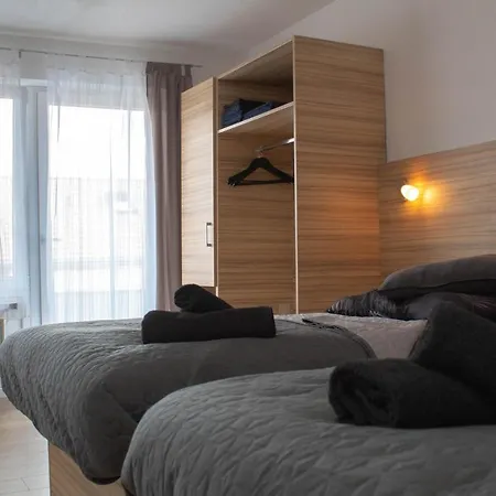 Modernes Studio: Balkon & Office Oase Apartment
