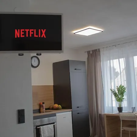 Modernes Studio: Balkon & Office Oase Apartment *
