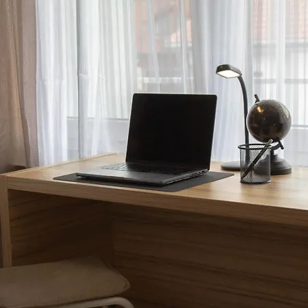 Modernes Studio: Balkon & Office Oase *