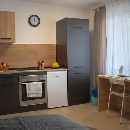 Apartment Modernes Studio: Balkon & Office Oase *