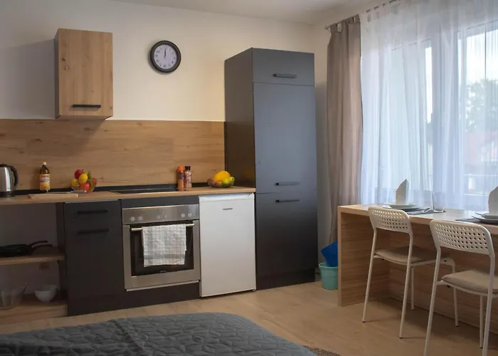 شقة Modernes Mit Grossem Balkon, Vollausgestatteter Kueche Und Idealem Arbeitsplatz Fuer Office *